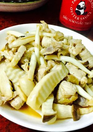 Hình của món Gà xào nấm.