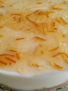 Una foto de Tarta de queso y gelatina de limón