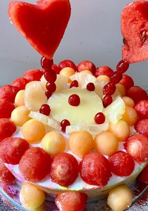 A picture of Fresh fruit gateau cake.
