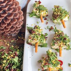 A picture of Christmas Tree Cheese Bites.