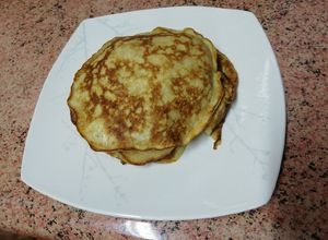 Una foto de Crepes de plátano con huevo 🍌🥚