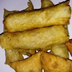 A picture of Samosa and Spring roll.