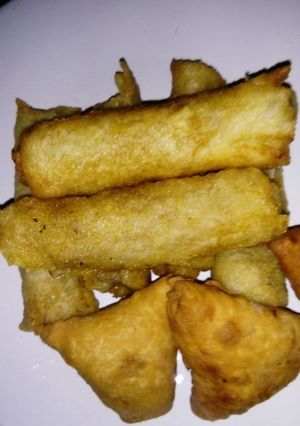 A picture of Samosa and Spring roll.