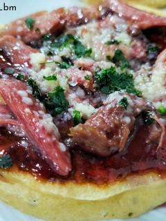 Una foto de Tortitas de pato, parmesano y arándanos