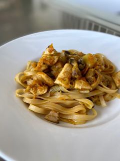 Una foto de Fideos de arroz con pollo y verduras teriyaki