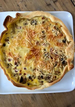 Une photo de Tarte aux oignons caramélisés, lardons et champignons