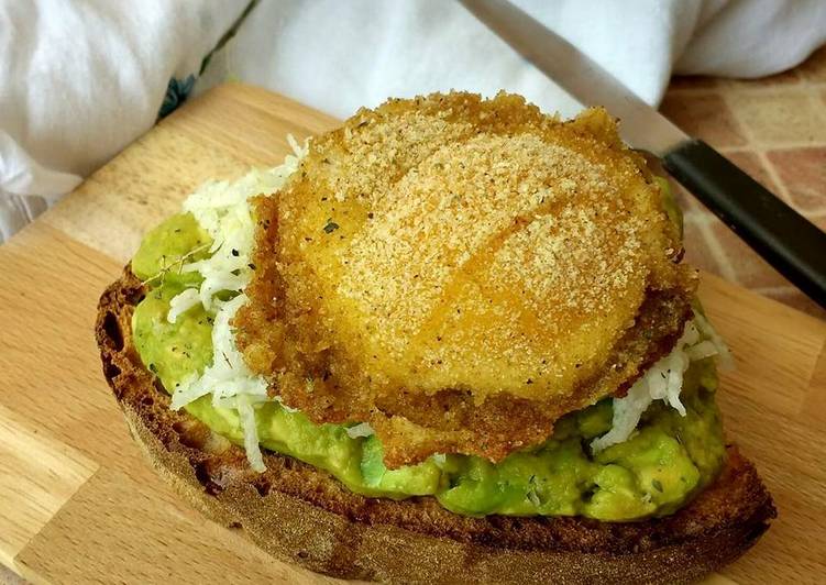 Bruschetta con avocado, spaghetti di daikon e uovo impanato