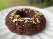 Una foto de cobertura de chocolate con cocoa