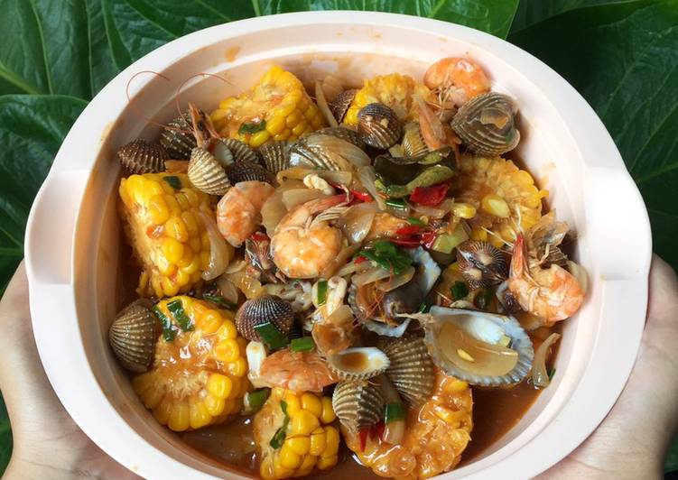 Bagaimana Menyiapkan Udang kerang cumi saos padang yang Lezat