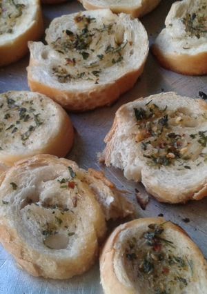 Una foto de Tostaditos saborizados 🍞😋 y mini pizzitas 🍕