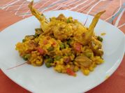 Una foto de pollo con guisantes
