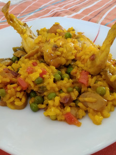 Una foto de Arroz con alitas de pollo