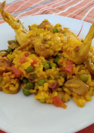 Una foto de Arroz con alitas de pollo