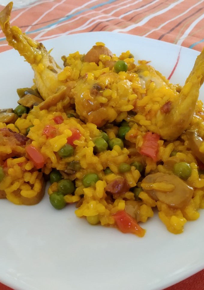 Una foto de Arroz con alitas de pollo