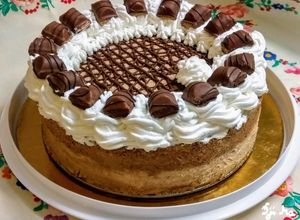 Mascarpones- tejszínhabos kinder bueno krémtorta recept fotója