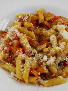 Una foto de Macarrones con pollo y verduras
