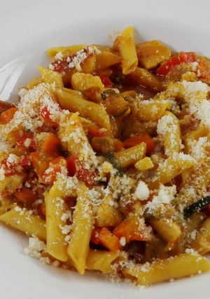 Una foto de Macarrones con pollo y verduras