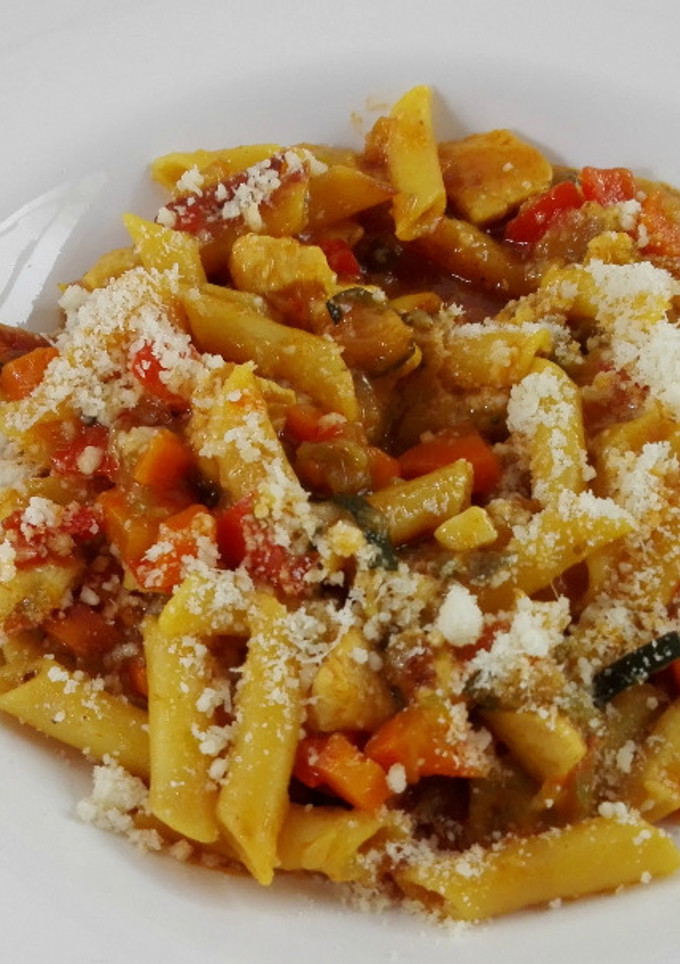 Una foto de Macarrones con pollo y verduras