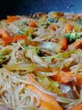 Vermicelli de arroz con verduras salteadas semi-picante