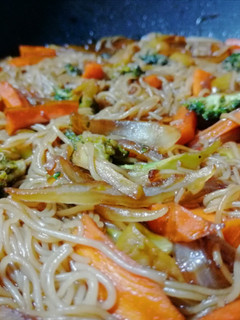 Una foto de Vermicelli de arroz con verduras salteadas semi-picante