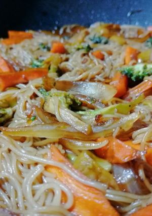 Una foto de Vermicelli de arroz con verduras salteadas semi-picante