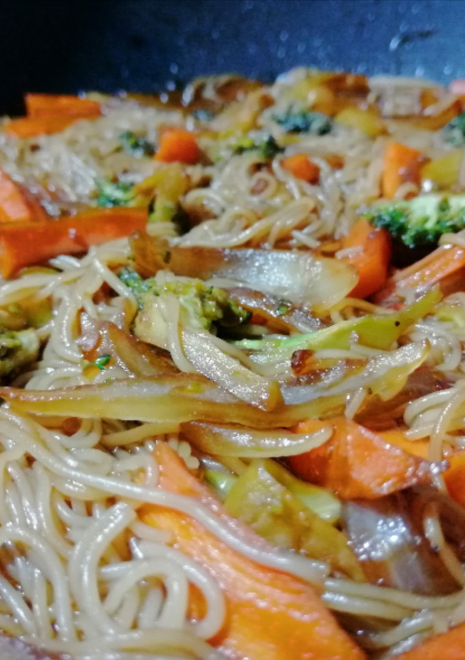 Una foto de Vermicelli de arroz con verduras salteadas semi-picante