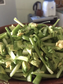 Una foto de Ensalada de apio con palta