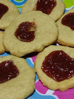 Una foto de Polvorones de mantequilla con dulce de guayaba