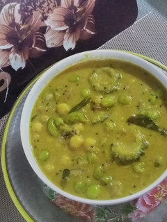 பாகற்காய்,பச்சை சுண்டைக்காய், வெள்ளை கடலை வத்தக் குழம்பு..(vathal kulambu recipe in tamil) செய்முறை முக்கிய புகைப்படம்