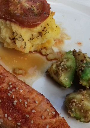 Une photo de Saumon teriyaki, avocat grillé au sésame