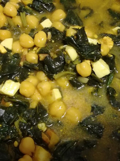 Una foto de Garbanzos estofados con panceta, espinacas y huevo duro