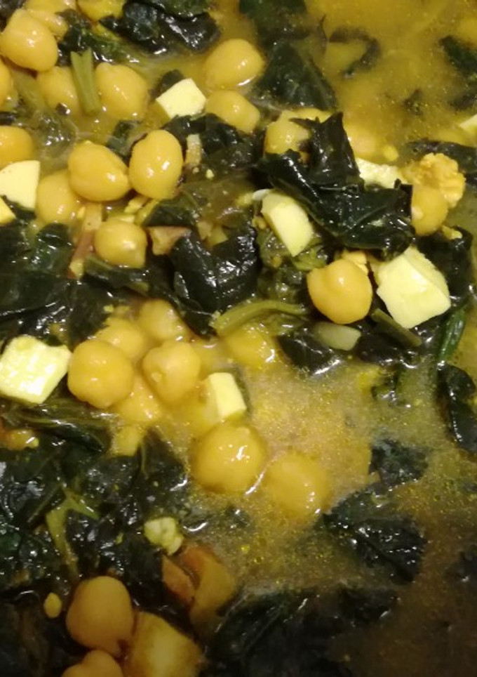 Una foto de Garbanzos estofados con panceta, espinacas y huevo duro