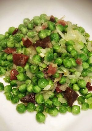 Una foto de Salteado de guisantes frescos con jamón
