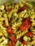 Salada Caprese com massa
