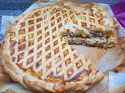 Una foto di torta salata con speck