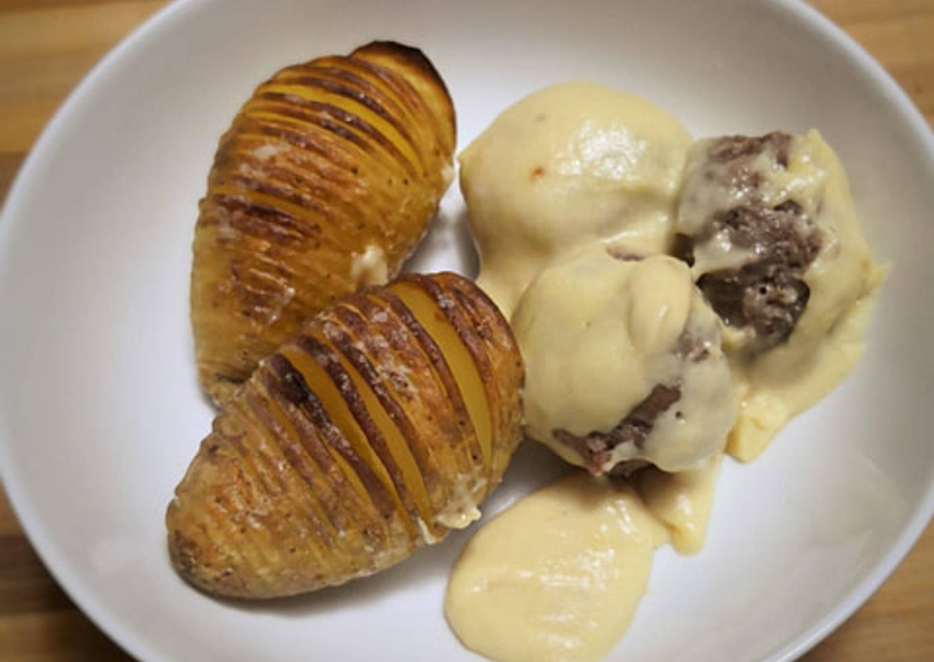 Easiest Way to Prepare Speedy Meatballs with gravy and roasted potatoes