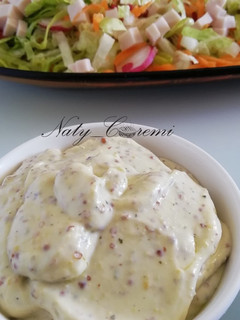 Una foto de Mayonesa con huevo duro