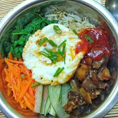 A picture of Bibimbap / nasi campur Korea.