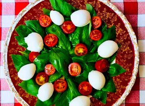 Una foto de Ensalada Caprese con Bocconcini de Leche de Búfala