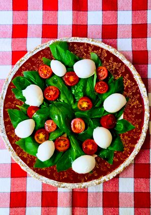 Una foto de Ensalada Caprese con Bocconcini de Leche de Búfala