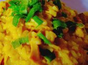 Una foto de risotto de pollo