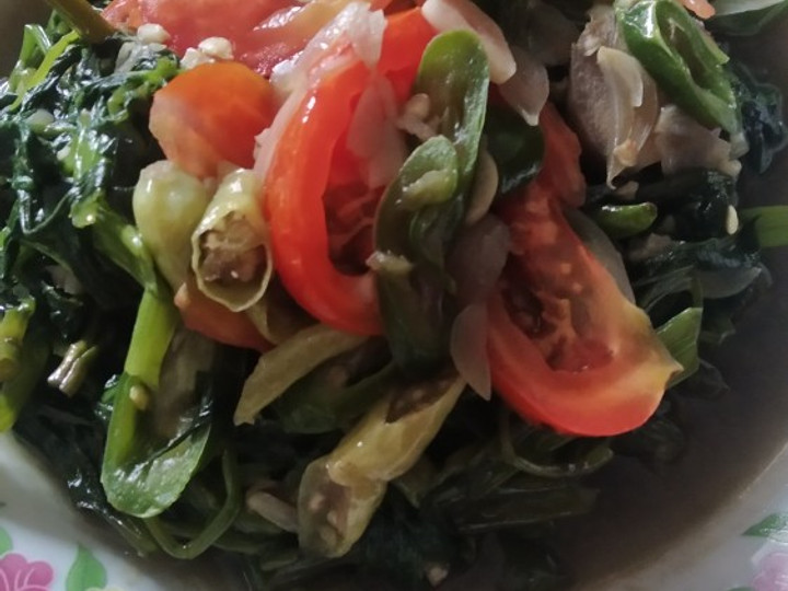 Langkah Mudah untuk Menyiapkan Tumis kangkung simple, Menggugah Selera