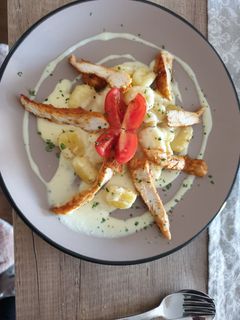 Sajtos tejszínes gnocchi csirkemellel recept fotója