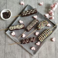 A picture of Marshmallow chocolate pops.