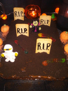 Una foto de Pastel Cementerio con bizcocho y Oreo!