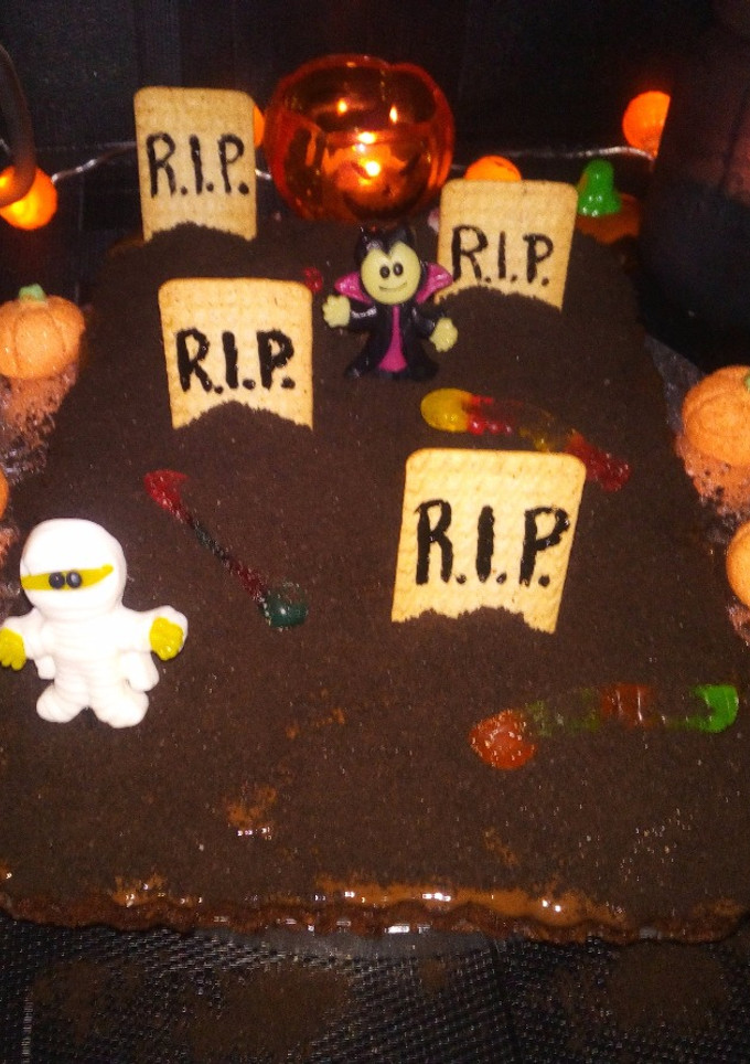 Una foto de Pastel Cementerio con bizcocho y Oreo!