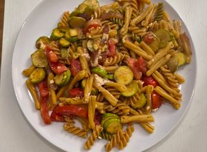 Foto di Pasta di Legumi con Feta e Verdure