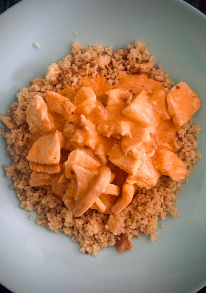 Una foto de Pollo Strogonoff con cous cous