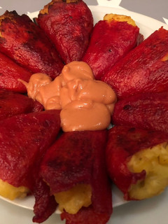 Una foto de Pimientos del piquillo rellenos de tortilla de patatas