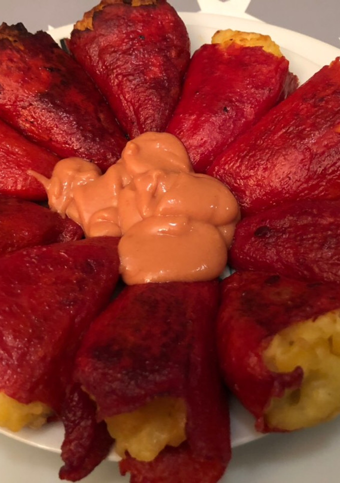 Una foto de Pimientos del piquillo rellenos de tortilla de patatas